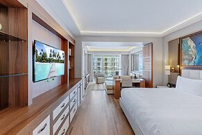 Stylish Oceanview Apartment, Prime Location!