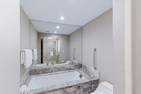 Stylish Oceanview Apartment, Prime Location!