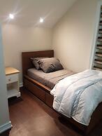 Room in Guest Room - Serene Retreat in Brampton - Private Room With Ci