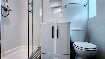 Camberley - 1-bed Annex - Sleeps 2 - Garden