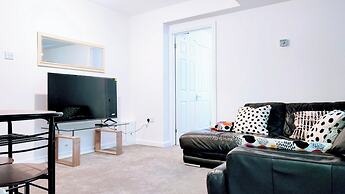 Camberley - 1-bed Annex - Sleeps 2 - Garden