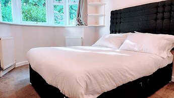 Camberley - 1-bed Annex - Sleeps 2 - Garden