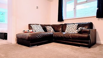 Camberley - 1-bed Annex - Sleeps 2 - Garden