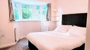 Camberley - 1-bed Annex - Sleeps 2 - Garden