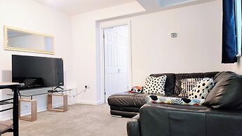 Camberley - 1-bed Annex - Sleeps 2 - Garden