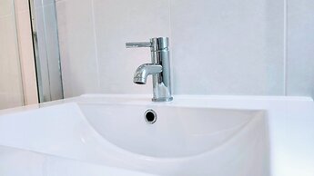 Camberley - 1-bed Annex - Sleeps 2 - Garden