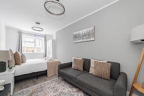 Spacious Room In Morden