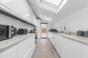 Spacious Room In Morden