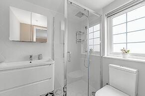 Spacious Room In Morden