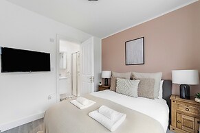 Spacious Room In Morden