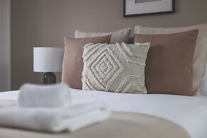 Spacious Room In Morden