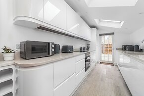 Spacious Room In Morden