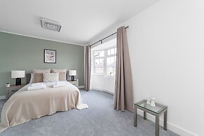 Spacious Room In Morden