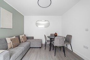 Spacious Room In Morden