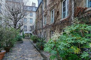 Paris Marais Bouquet Residence