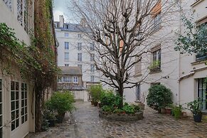 Paris Marais Bouquet Residence