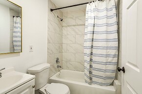 4 Mi to Gaylord Rockies: Modern Aurora Apartment