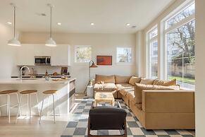 The Stage by Avantstay Chic 4bdr w/ Covered Balcony Modern + Newly Bui