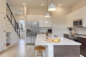 The Stage by Avantstay Chic 4bdr w/ Covered Balcony Modern + Newly Bui