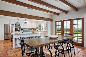 Wellsona Vineyard Retreat + Pool, Hot Tub, Views Main Home + Guest Hom