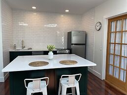 Cottage Street Downtown New Apartment