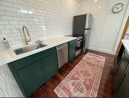 Cottage Street Downtown New Apartment
