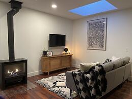 Cottage Street Downtown New Apartment