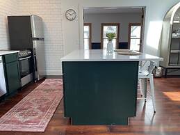 Cottage Street Downtown New Apartment