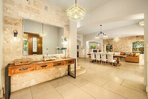 The Stone-age Palace by Sea N' Rent