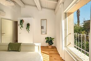 The Stone-age Palace by Sea N' Rent