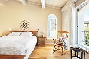 The Stone-age Palace by Sea N' Rent