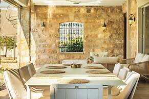 The Stone-age Palace by Sea N' Rent