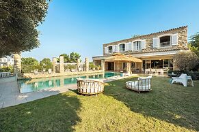 The Stone-age Palace by Sea N' Rent