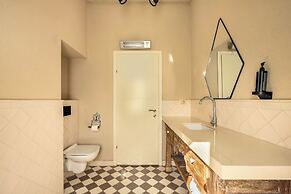 The Stone-age Palace by Sea N' Rent