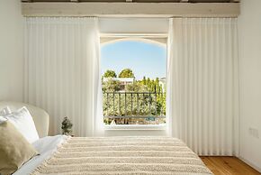 The Stone-age Palace by Sea N' Rent