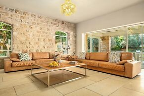 The Stone-age Palace by Sea N' Rent