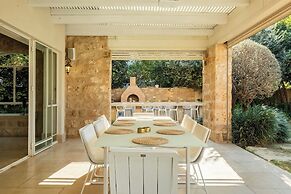 The Stone-age Palace by Sea N' Rent