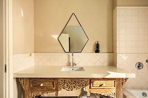 The Stone-age Palace by Sea N' Rent