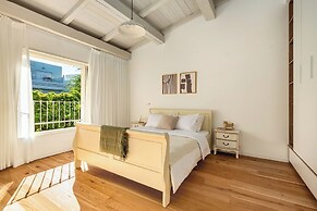 The Stone-age Palace by Sea N' Rent