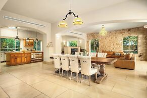 The Stone-age Palace by Sea N' Rent