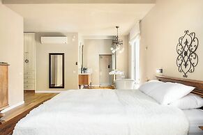 The Stone-age Palace by Sea N' Rent