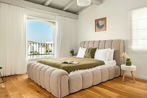 The Stone-age Palace by Sea N' Rent