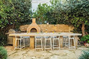 The Stone-age Palace by Sea N' Rent