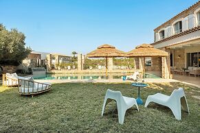 The Stone-age Palace by Sea N' Rent