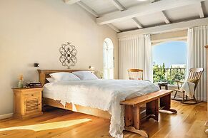 The Stone-age Palace by Sea N' Rent