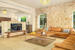 The Stone-age Palace by Sea N' Rent