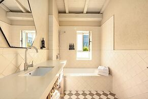 The Stone-age Palace by Sea N' Rent