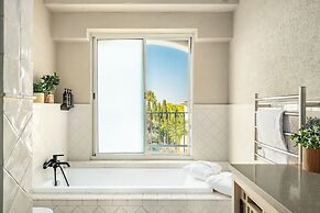 The Stone-age Palace by Sea N' Rent