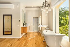 The Stone-age Palace by Sea N' Rent