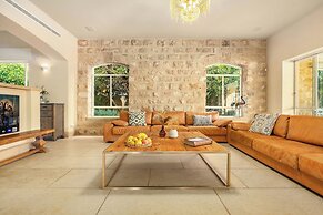 The Stone-age Palace by Sea N' Rent